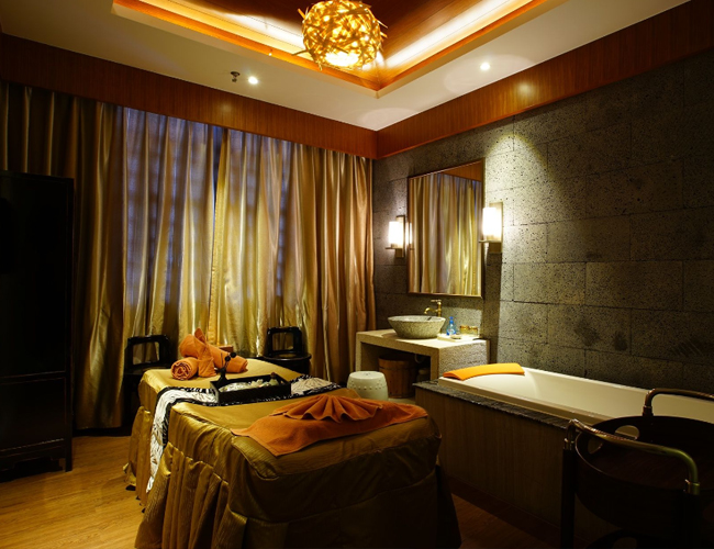 “在YuYu养生馆，让健康与优雅同行，享受每一次的身心舒缓之旅”：在这里，每一次体验都是一场身心的洗礼。